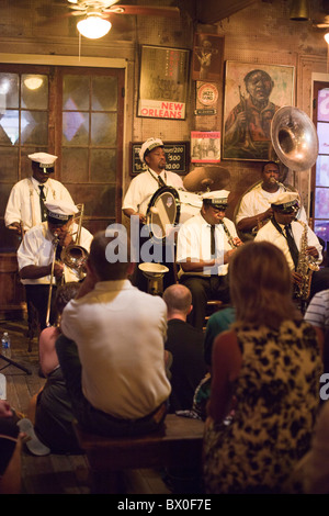 Die Paulin Brothers Blaskapelle spielt in der Preservation Hall in New Orleans, Louisiana. Stockfoto