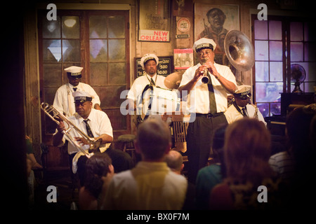 Die Paulin Brothers Blaskapelle spielt in der Preservation Hall in New Orleans, Louisiana. Stockfoto