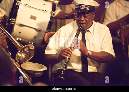 Die Paulin Brothers Blaskapelle spielt in der Preservation Hall in New Orleans, Louisiana. Stockfoto