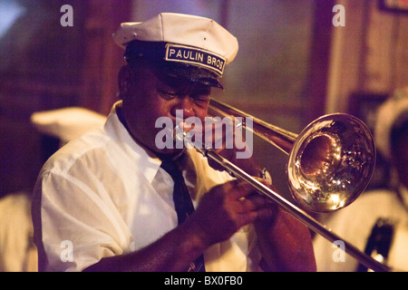 Die Paulin Brothers Blaskapelle spielt in der Preservation Hall in New Orleans, Louisiana. Stockfoto