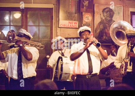 Die Paulin Brothers Blaskapelle spielt in der Preservation Hall in New Orleans, Louisiana. Stockfoto