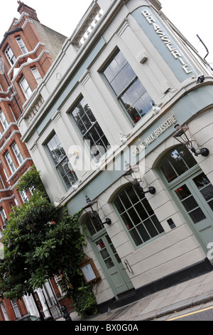 Extreme abgewinkelt Aspekt der sehr beliebte Lieblingsplatz Chelsea Cheyne Walk Brasserie, nur einen Steinwurf von der Themse. Stockfoto