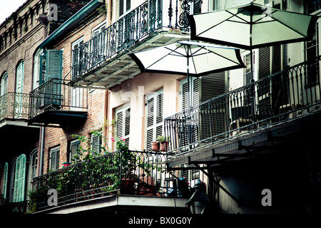 Die Architektur im spanischen Stil des French Quarter von New Orleans, Louisiana stammt aus Hunderten von Jahren den 1700er Jahren. Stockfoto