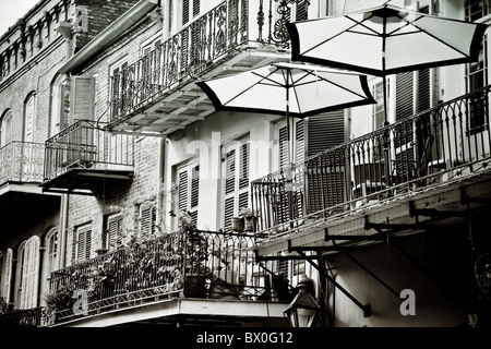 Die Architektur im spanischen Stil des French Quarter von New Orleans, Louisiana stammt aus Hunderten von Jahren den 1700er Jahren. Stockfoto