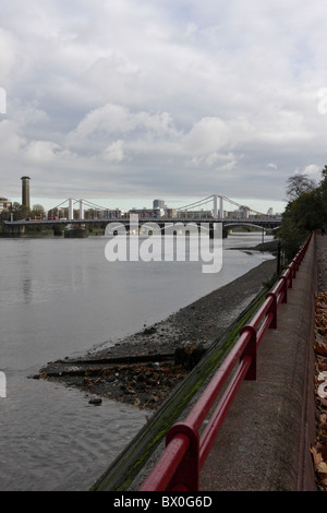 Gesehen von Battersea Park im Südwesten von London ist Chelsea Bridge, es ist das zweite auf der Website, die erste Victoria Bridge war. Stockfoto