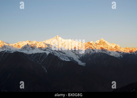 Majestätischen Blick auf Kawa Karpo Peak im Sonnenuntergang, Meili Snow Mountain, Shangri-La, DiQing tibetischen autonomen Präfektur, Yunnan, China Stockfoto
