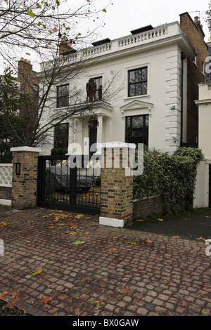 Diese Residenz im Addison Road West London hat Eisen zwei Männer Skulpturen über dem Portal, möglicherweise Antony Gormley arbeiten. Stockfoto