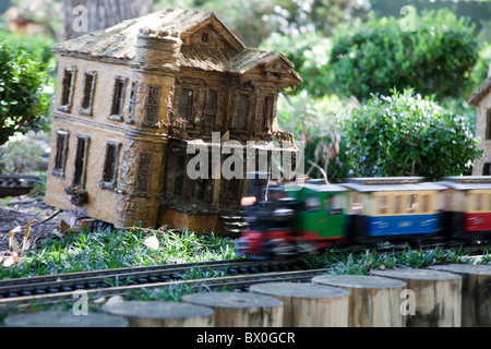 Der Botanische Garten von New Orleans zeigt Miniatur Züge & Straßenbahnen, die Reise durch eine Nachbildung des französischen Viertels. Stockfoto