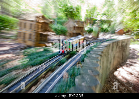 Der Botanische Garten von New Orleans zeigt Miniatur Züge & Straßenbahnen, die Reise durch eine Nachbildung des französischen Viertels. Stockfoto