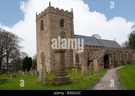 der Kirchhof der St. Marys Kirche im Dorf Gisburnund in Lancashire in Nordengland Stockfoto