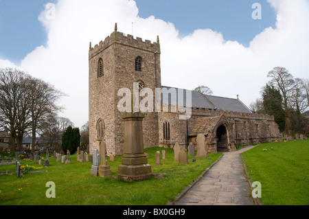 der Kirchhof der St. Marys Kirche im Dorf Gisburnund in Lancashire in Nordengland Stockfoto