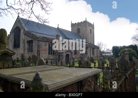 der Kirchhof der St. Marys Kirche im Dorf Gisburnund in Lancashire in Nordengland Stockfoto