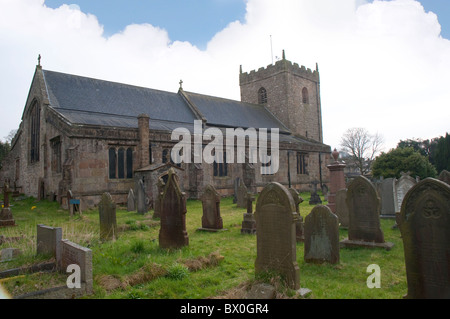 Der Kirchhof der St. Marys Kirche im Dorf Gisburnund in Lancashire in Nordengland Stockfoto