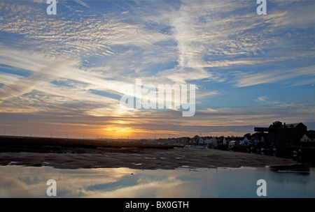 Sonnenaufgang über dem Brunnen als nächstes am Meeres mit Hafen Kanal Stockfoto