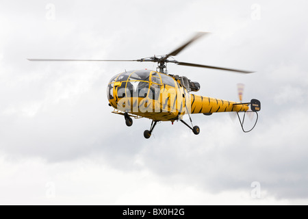 Aerospatiale SA316B Alouette III N9362 am Ansatz am Breighton Flugplatz landen Stockfoto