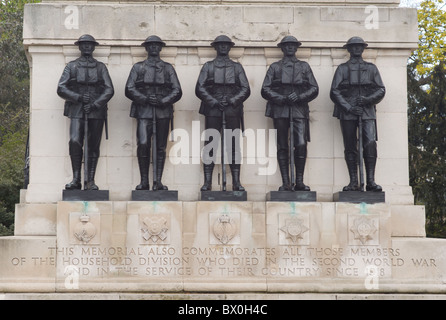 Statuen im Gedächtnis der Wachposten in St. James Park gegenüber der Horse Guards Parade in London, England, UK. Stockfoto