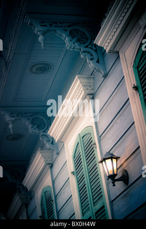 Die Architektur im spanischen Stil des French Quarter in New Orleans, Louisiana stammt aus Hunderten von Jahren den 1700er Jahren. Stockfoto