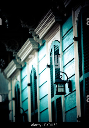 Die Architektur im spanischen Stil des French Quarter in New Orleans, Louisiana stammt aus Hunderten von Jahren den 1700er Jahren. Stockfoto