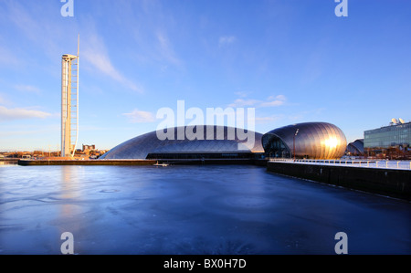 Glasgow Tower, Science Center und IMAX-Kino durch den River Clyde, Glasgow, Schottland, Großbritannien. Stockfoto