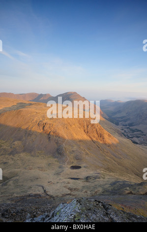 Sonnenlicht auf Kirk Fell und Pfeiler aus großen Giebel im englischen Lake District Stockfoto