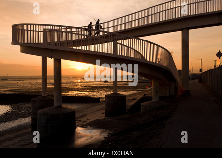 Fischer nach Hause laufen über Steg am Leigh am Meer Stockfoto