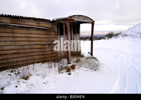 Holzhütte im Schnee Stockfoto