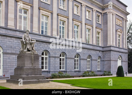 Adolphe Quételet-Statue vor dem Palais des Academies in Brüssel, Belgien Stockfoto