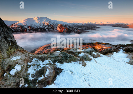 Ben Venue, über ein Meer von Cloud, vom Gipfel des Ben A'an im Loch Lomond und Trossachs National Park in Schottland Stockfoto