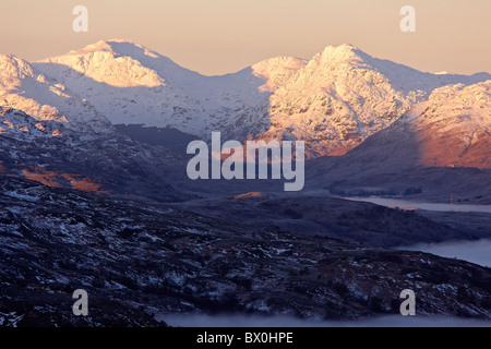 Alpenglühen auf den Arrochar Alpen, gesehen vom Gipfel des Ben A'an im Loch Lomond und Trossachs National Park in Schottland Stockfoto