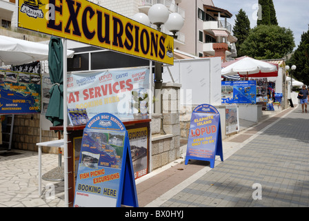 Eine schöne Aussicht zum Reisebüro Büros in Setaliste Kralja Zvonimira Strasse in Lapad Bereich. Die Reisebüros verkaufen Ausflüge zu Stockfoto