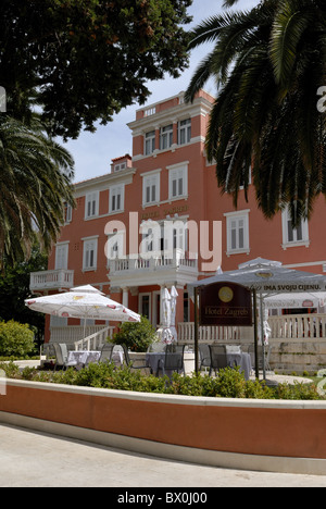 Eine schöne Aussicht auf das Zagreb Hotel, das in der Villa aus dem 19. Jahrhundert mit einem schönen Palme ist gefüllt Garten. Setaliste... Stockfoto