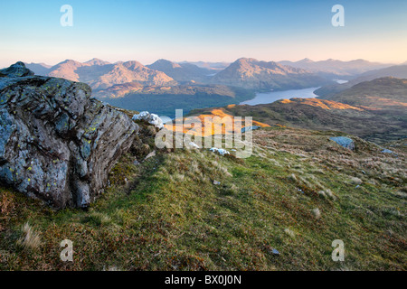 Götterdämmerung am Loch Lomond und die Arrochar Alpen nahe dem Gipfel des Ben Lomond in den southern Highlands von Schottland Stockfoto