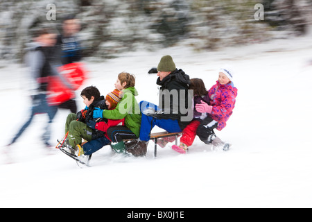 Familienspaß auf einem Schlitten, Kent, UK, winter Stockfoto