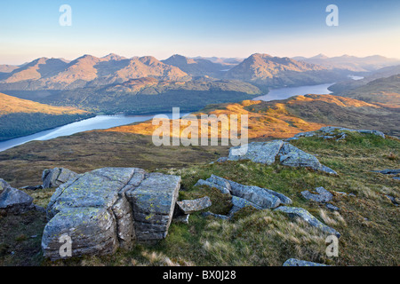 Götterdämmerung am Loch Lomond und die Arrochar Alpen nahe dem Gipfel des Ben Lomond in den southern Highlands von Schottland Stockfoto