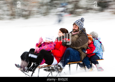Familienspaß auf einem Schlitten, Kent, UK, winter Stockfoto