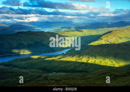 Götterdämmerung am Loch Katrine und den Arrochar Alpen vom Gipfel des Ben Ledi in den southern Highlands von Schottland Stockfoto
