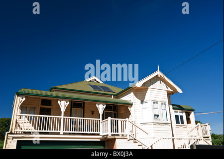 Einem typischen subtropischen oder tropischen australischen Haus, hoch über dem Boden und mit breiten Veranden, in der Nähe von Bellingen gebaut. Stockfoto