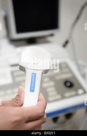 Baby Ultraschall-Scanner durch ein Womans Hand gehalten Stockfoto