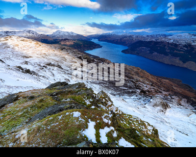 Ein Winter-Tagesanbruch am Loch Lomond und die Arrochar Alpen vom Gipfel des Beinn Bhreac Stockfoto