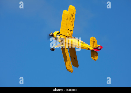 Bücker Bu - 133C Jungmeister U-99 RV G-AXMT im Flug am Breighton Flugplatz Stockfoto