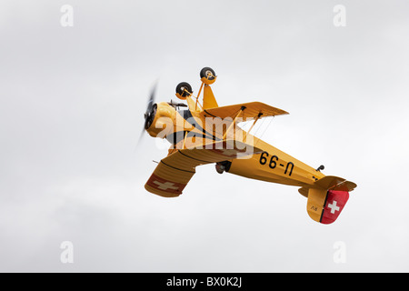 Bücker Bu - 133C Jungmeister U-99 RV G-AXMT im Rückenflug am Breighton Flugplatz Stockfoto