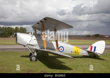 De Havilland DH82A Tiger Moth T7909 G-ANON geparkt auf dem Rasen am Breighton Flugplatz Stockfoto