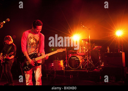 Australische Indie-Rock Band The Temper Trap Durchführung auf der Bühne im Shepherds Bush Empire, London Stockfoto