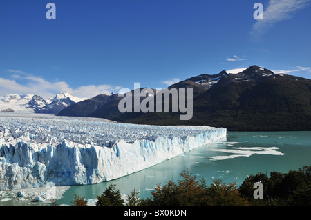 Blick auf Eis-Wand und Berg-Gipfel auf der Nordseite des Perito-Moreno-Gletscher Terminus von Halbinsel Magallenes, Anden Stockfoto