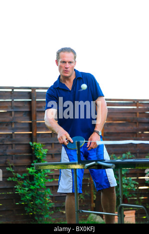 Tischtennis-Spieler. Bewegungsunschärfe auf den ball. Platz für Text in den Himmel. Stockfoto