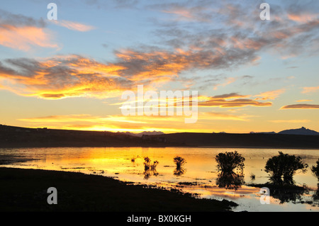 Rot orange Farben rot Anden Sonnenuntergang in den Gewässern von Bahia Redonda, Blick nach Westen in Richtung Anden, El Calafate, Patagonien Stockfoto