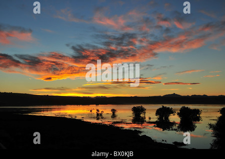 Dunkle rote Wolken von einem roten Sonnenuntergang, reflektiert in den Gewässern von Bahia Redonda, West in Richtung Anden, El Calafate, Patagonien Stockfoto