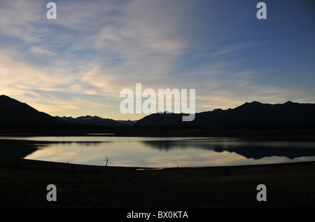 Dämmerung Wolken und Bergspitzen reflektiert in den stillen Wassern am westlichen Ende des Lago Roca, Anden, Patagonien, Argentinien Stockfoto