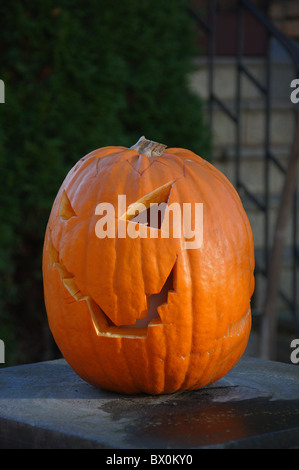 Halloween-Kürbis mit einem geschnitzten Gesicht auf einer Straße in Karlstad, Schweden Stockfoto