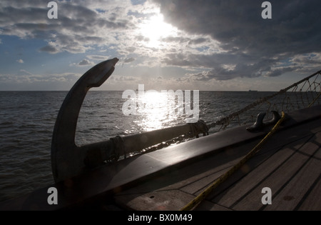 Tyrrhenischen Meer auf Boot im Gegenlicht Gegenlicht Sonnenschein Seenlandschaft am Meer Boote ankern Meer marine Segel bewölktem Himmel Segelwetter Stockfoto